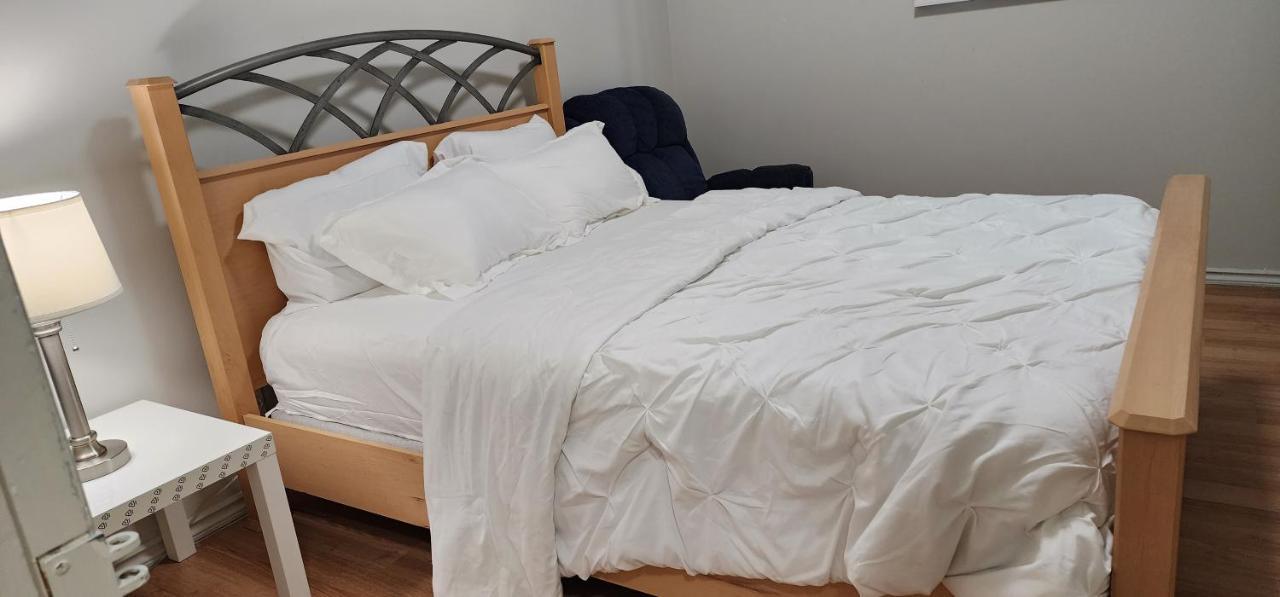 Chesskings Guest House - Unit 1 Уинипег Екстериор снимка